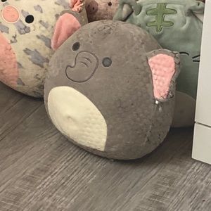 I am selling the Kellytoy 2017 elephant squishmallow! ( dryer burnt)